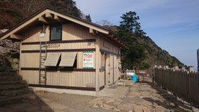 トイレと避難小屋