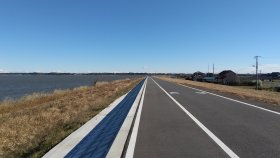 湖岸堤道路が綺麗に整備