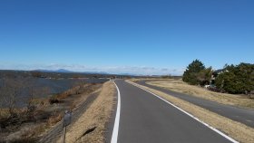 湖東側を上るが逆風