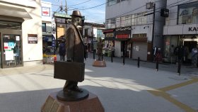 葛飾柴又駅前　さくらの像が増えている