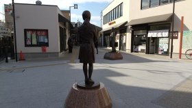 葛飾柴又駅前　さくらの像が増えている