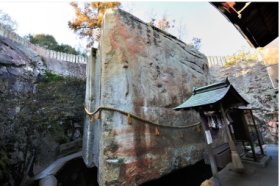 生石神社　石の宝殿