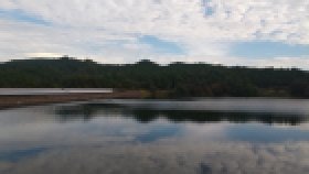 大原ダム湖の脇を登ります