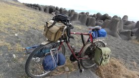 由比海岸にて、古いサイドバックを処分