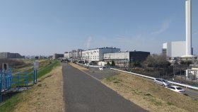 神崎川河川敷入口へ