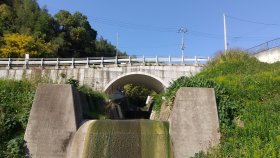 亀の瀬地すべり対策事業杭工見学　放水路