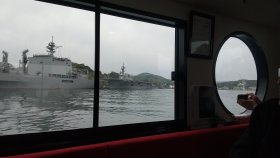 港めくり遊覧船か自衛艦ヘリ空母日向