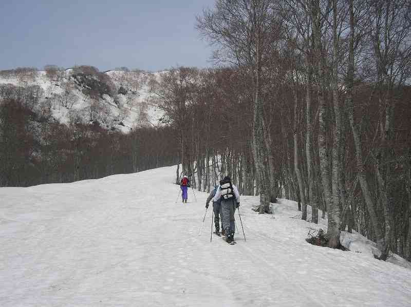 スキー場ゲレンデを登る