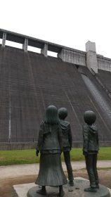 日田 進撃の巨人 大山ダム銅像