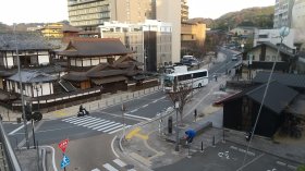 道後温泉を駐輪場含めて全景