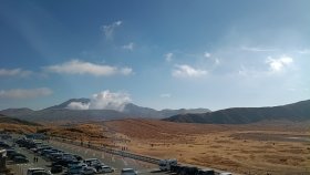 阿蘇山火口を目指す