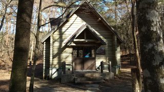 駐車場の近くに鳥観測小屋がある